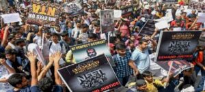নিট কাণ্ডে রণক্ষেত্র ধর্মতলা! পুলিশের সঙ্গে খণ্ডযুদ্ধ, কাঁদানে গ্যাসের সেল ফাটিয়ে পরিস্থিতি নিয়ন্ত্রণে আনার চেষ্টা!