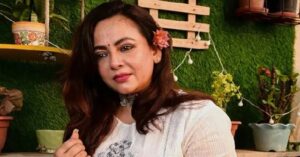 “চশমা ছিল না, তাই দেখিনি!” প্রধানমন্ত্রীর কুরুচিকর পোস্টার বিতর্ক নিয়ে সাফাই দিলেন শ্রীলেখা
