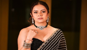 ‘একটু সাহায্য করুন ওঁদের!’ সর্বগ্রাসী জলচ্ছ্বাসে ঘরবাড়ি তলিয়ে যাওয়ায় সাহায্যের জন্য হাতজোড় করে আবেদন দেবলীনার!