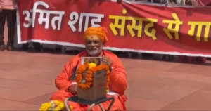 রাম মন্দিরের অনুদান চুরির প্রতিবাদে তুলকালাম সংসদ চত্বরে! প্রতীকী দানবাক্স হাতে বিক্ষোভ সমাজবাদী পার্টির!