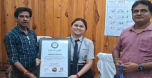 চোখ বন্ধ, মুখে চামচে আগুন আর মাঝখানে জ্বলছে বৃত্ত! ১৭ বছরের জেন-জি কিশোরীর কাণ্ড দেখলেই চমকে যাবেন!
