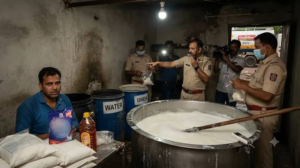 খাঁটি দুধের নামে ভয়াবহ প্রতারণা! ২০ লিটার দুধ থেকে ১০০ লিটার ভেজাল তরল তৈরি, হাতেনাতে ধরা পড়ল যুবক