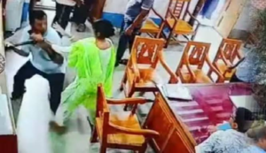 ক্লাসে শাসনের প্রতিশোধ! খোদ প্রধান শিক্ষকের সামনে শিক্ষককে বেল্ট দিয়ে বেধড়ক পেটালো অভিভাবক