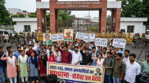 আন্দোলনের মুখে বড় ধাক্কা! বাতিল হওয়া পরীক্ষার দাবিতে ঝাড়খণ্ড সচিবালয়ের বাইরে চাকরিপ্রার্থীদের তুমুল বিক্ষোভ