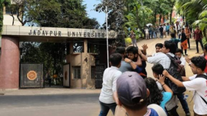 যাদবপুরে আদৌ কি ঝামেলা নাকি সাজানো নাটক? ভিডিয়ো ফাঁশ করে বোমা ফাটালেন মুখ্যমন্ত্রী!