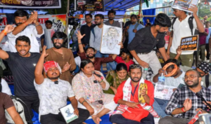 প্রশ্নফাঁস আর অনিয়মে ধুঁকছে ভবিষ্যৎ! ১৭ দিন ধরে আমরণ অনশনে বসে কাঁপিয়ে দিলেন পড়ুয়ারা!