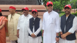 জেন-জি স্টাইলে লাল টুপি পরে সংসদে অভিনব প্রতিবাদ এসপি সাংসদদের! তীব্র আক্রমণ প্রিয়াঙ্কার!