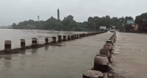 ফি বছর বর্ষায় জলের তলায় তলিয়ে যাচ্ছে ব্রিজ! স্থায়ী সমাধানের দাবিতে ক্ষোভে ফেটে পড়লেন নদীপারের সাধারণ মানুষ