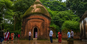 এক পলকে মন জুড়োবে! বীরভূমের এই অদ্ভুত সুন্দর পাহাড় ও মন্দিরের জাদুতে মজেছেন পর্যটকেরা!