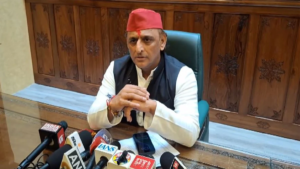 শিক্ষা পেলেই প্রশ্ন করবে গরিবরা, তাই ভয় পায় বিজেপি! বিস্ফোরক অভিযোগে তোপ দাগলেন অখিলেশ যাদব