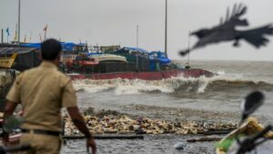 বঙ্গোপসাগরে শক্তিশালী নিম্নচাপের জেরে দক্ষিণবঙ্গে, প্রবল বৃষ্টির লাল সতর্কতা, ভাসবে কোন কোন জেলা?