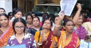 “কোথাও রেল অবরোধ, কোথাও BDO অফিস ঘেরাও:—অন্নপূর্ণা যোজনা নিয়ে রাজ্যজুড়ে তুলকালাম!