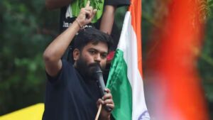 গুরুকে টেক্কা শিষ্যের! প্রধানমন্ত্রী পদের দৌড়ে কেজরিওয়ালকে টপকে চমক দিলেন অভিজিৎ