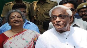 “কিছু না খেলে তো মরেই যেতাম!” অনুযোগ উড়িয়ে হাসপাতাল থেকে সোজা বাড়ি ফিরলেন মীরা ভট্টাচার্য