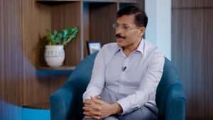 ২১ বছরে ২৫ বার বদলি! কেন মহারাষ্ট্রের এই ‘দাবাং’ আইএএস আধিকারিককে দেখলেই থরথর করে কাঁপছে হোটেল-রেস্তরাঁর মালিকেরা?