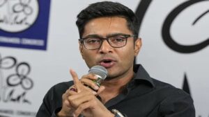 অভিষেকের অফিসে হ্রদয়ের হোর্ডিং খুলতেই রণক্ষেত্র ক্যামাক স্ট্রিট! পুলিশের সঙ্গে তীব্র ধস্তাধস্তি, তুলকালাম কাণ্ড
