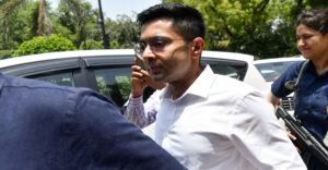 “এদের মাইনে সাধারণ মানুষের করের টাকায় হয়!” পুলিশকে চরম নিশানা করে হুংকার অভিষেকের