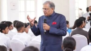 ওয়ালমার্টের থেকেও বড় সংস্থা আমাদের নির্বাচন কমিশন! লোকসভা ভোটে কত কোটি মানুষ কাজ করেন জানেন?