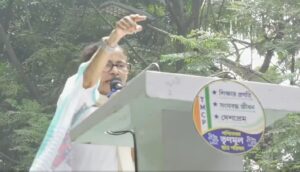 ‘লক্ষ্মীর ভাণ্ডার দিন, না হলে আপনাদের ভাণ্ডারও খুলব!’ ভরা সভা থেকে কাকে চরম হুঁশিয়ারি দিলেন মমতা?