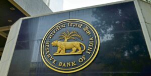 ইএমআই বাড়ছে না! রেপো রেট ৫.২৫ শতাংশেই ধরে রাখল RBI, বাড়ি কেনার এটাই কি তবে মোক্ষম সময়?