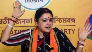 ১ সেপ্টেম্বর থেকে রাস্তায় থুতু ফেললেই কড়া জরিমানা! বেআইনি পার্কিং নিয়ে বিরাট ঘোষণা মন্ত্রী অগ্নিমিত্রার