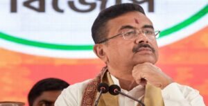 নবান্নে বিরাট সম্মান! জরুরি অবস্থার লড়াকু ‘লোকতন্ত্র সেনানী’দের উপর পুষ্পবৃষ্টি, উপস্থিত শুভেন্দু