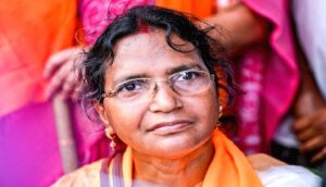 “মেয়ের নামটা পর্যন্ত আজ আর মুখে নিতে পারি না!” অভয়ার স্মরণসভায় ভেঙে পড়লেন মা রত্না দেবনাথ