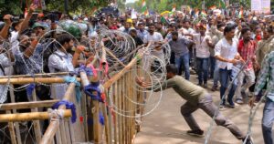 মুখ্যমন্ত্রীর জন্মদিনের দিনেই রণক্ষেত্র রাঁচি! নিয়োগ দুর্নীতির অভিযোগে চাকরিপ্রার্থীদের বিধানসভা ঘেরাও অভিযান, পুলিশের লাঠি-কাঁদানে গ্যাস