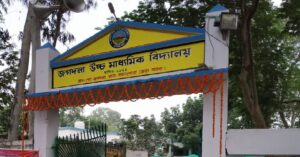 স্কুলে শিক্ষাকর্মী ও ছাত্রছাত্রীদের হাতাহাতি! চুলোচুলি ও মারধরের ঘটনায় উত্তাল মালদার স্কুল