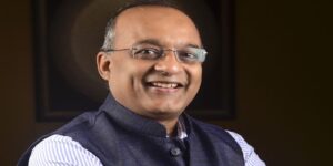 সোমবারই কি বড় ধাক্কা খাবে HDFC-র শেয়ার? সিইও-র আচমকা বিদায়ের ঘোষণায় তোলপাড় বাজার