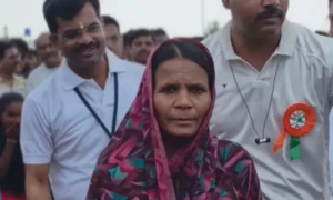 দামি জুতো পায়ে যুবকরাও ফেল! মেয়ের পড়াশোনার খরচ জোগাতে শাড়ি পরে খালি পায়ে ম্যারাথন জিতলেন ৪৭ বছরের মা