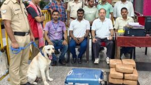 ট্রলি ব্যাগে ঠাসা ২২ কেজি গাঁজা! হাওড়া স্টেশনে স্নিফার ডগের স্পর্ষে ভেলকি, হাতেনাতে ধরা পড়ল ভিনরাজ্যের যুবক