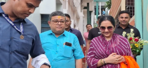 শান্তিকুঞ্জে চমক! শিশির অধিকারীর বাড়িতে গিয়ে আশীর্বাদ নিলেন সাংসদ জুন মালিয়া