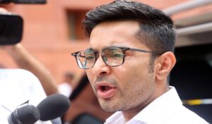 “৫ ঘণ্টার ম্যারাথন জেরা শেষ”-থানা থেকে বেরিয়েই শুভেন্দুকে নিশানা অভিষেকের