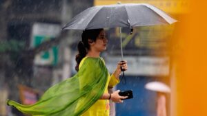 নিম্নচাপ আর ঘূর্ণাবর্তের জেরে উইকএন্ডে ভাসবে বাংলা, বুধবার পর্যন্ত টানা বৃষ্টির অ্যালার্ট কোথায় কোথায়?