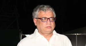 নিজেই গাড়ি চালিয়ে সোজা থানায় তৃণমূল সাংসদ! হোর্ডিং বিতর্ক ও পুলিশের সঙ্গে ধস্তাধস্তির ঘটনায় বিস্ফোরক মোড়