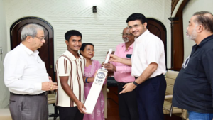 স্কুলছাত্র থেকে সোজা জাতীয় যুব দল! সৌরভের হাত থেকে ব্যাট উপহার পেয়ে কী বললেন অনূর্ধ্ব-19 দলের উইকেটরক্ষক-ব্যাটার?