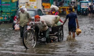আজ কি ভাসবে কলকাতা? টানা বৃষ্টি ও ঝোড়ো হাওয়ার তণ্ডবে তটস্থ গোটা রাজ্য!