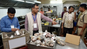 ফ্রিজারে পচা মাছ-মাংস, রান্নাঘরে বিড়াল ও আরশোলা! কলকাতার ৫৪টি বিখ্যাত রেস্তোঁরা একঝটকায় সাসপেন্ড করল পুরসভা