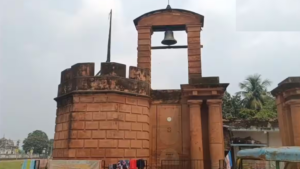 মুর্শিদাবাদের বুকে হারিয়ে যাচ্ছে ঐতিহ্যের সুর! নবাব আমলের সাড়ে তিনশো বছরের ঐতিহাসিক ঘণ্টাঘর আজ চরম অবহেলায় বিকল