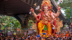 মুম্বাই নয়, এবার খাস দিল্লিতে বসছে মায়ানগরীর মেলা! কীভাবে রাজধানী কাঁপছে বাপ্পার আগমনে?