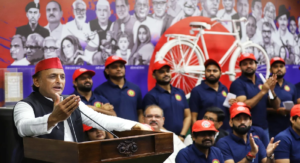 লাল টুপির দিন শেষ! ২০২৭-এর মাস্টারস্ট্রোক হিসেবে ছাত্র সংগঠনের ড্রেস কোডে বড় বদল আনল সমাজবাদী পার্টি