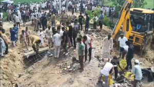 মুহূর্তের মধ্যে তাসের ঘরের মতো ভেঙে পড়ল কাঁচা বাড়ি! উদ্ধার অভিযানে কী অবস্থা পরিবারের?