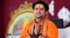 প্যান্ডেলের পিছনে খাওয়া নিয়ে চরম বিতর্ক! ভণ্ড মন্তব্য ঘিরে স্কটল্যান্ড থেকে মুখ খুললেন ধীরেন্দ্র শাস্ত্রী