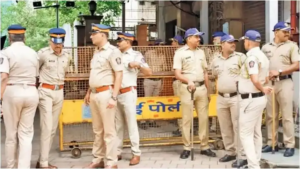 ‘স্পেশাল ২৬’ সিনেমার রিয়েল লাইফ ট্রেলার! আসল ইনকাম ট্যাক্স অফিসারকে সঙ্গে নিয়ে কোটি টাকার চাঁদাবাজি