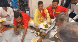 ধীরেন্দ্র শাস্ত্রীর তোপ উড়িয়ে কালীঘাটে শুভেন্দু! মেঝেতে বসে খেলেন মাছের ভোগ