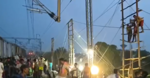 জলের তলায় ট্র্যাক! উত্তর ও দক্ষিণবঙ্গের ট্রেন চলাচল বন্ধ হতেই নামল অতিরিক্ত বাস, রইল তালিকার খুঁটিনাটি