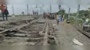 ফারাক্কায় ফের বিরাট ধস! ১৫ মিটার ট্র্যাক গিলে খেল মাটি, উত্তরবঙ্গগামী ট্রেন চলাচল নিয়ে বড় আপডেট!