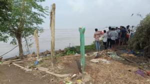 গঙ্গার গ্রাসে একের পর এক প্রাচীন মন্দির! ভাগলপুরের শঙ্করপুরে নদী ভাঙন রুখতে কী বলছে প্রশাসন?