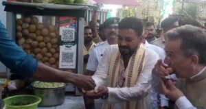 ফরাসি রাষ্ট্রদূতের মুখে বাংলার ফুচকার জয়ধ্বনি! চন্দননগরের স্ট্র্যান্ড রোডে হঠাৎ কী এমন ঘটল?
